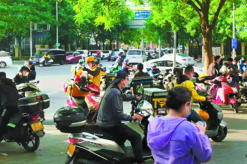 外賣(mài)車(chē)飛馳、自行車(chē)亂停、快遞車(chē)堵路……人行道暢行為啥這么難？