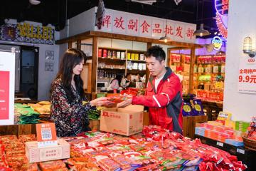 京東小哥“五一”發出30000份網紅炒鍋餅