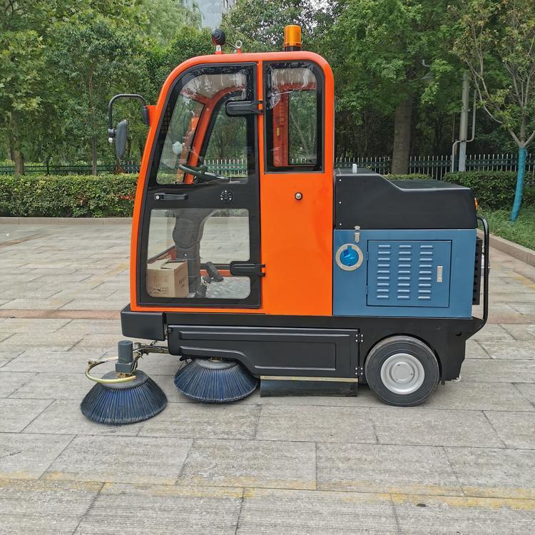  環(huán)衛(wèi)道路掃地車價格 全封閉駕駛式掃地車 省時省力電動清掃車