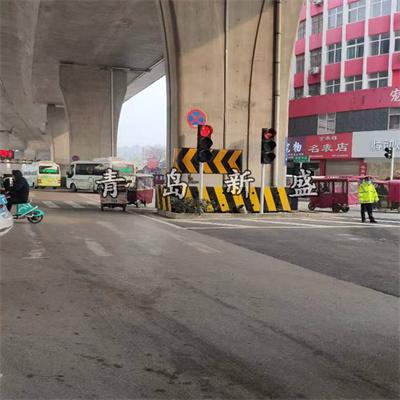 鐵跨公立交橋墩臺防撞保護裝置 公路橋墩黑黃相間醒目提示