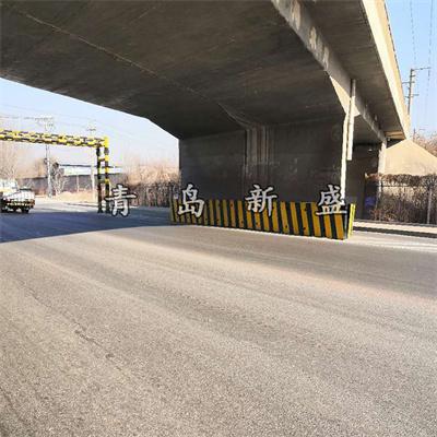 鐵跨公立交橋墩臺防撞保護裝置 公路橋墩黑黃相間醒目提示